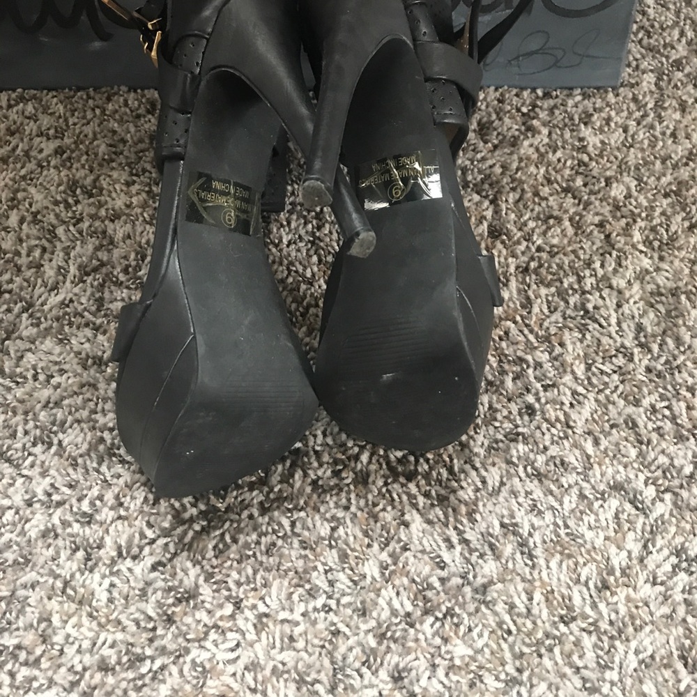 Shoes - Picture 4 of 4